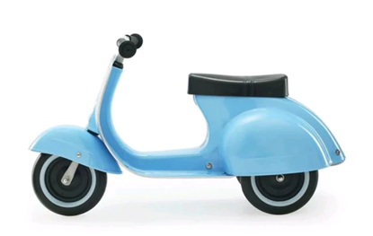 triciclo vespa azzurra